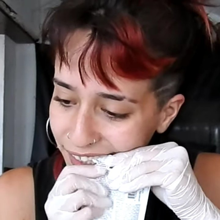 ferxxkerias's tweet photo. A quién se le ocurre abrir una tintura con los dientes #LuaNuevoVideo https://t.co/ziZyq8PGfa