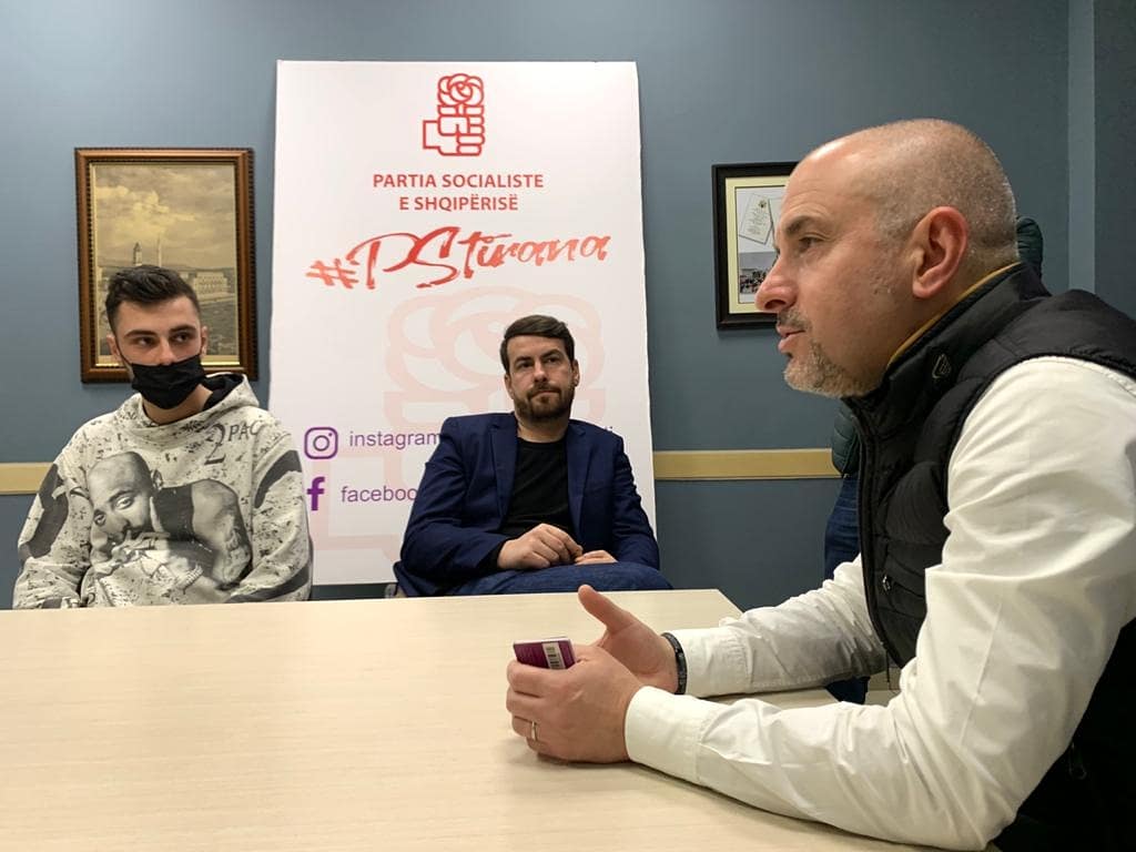 NiniBushati's tweet photo. 𝐄 𝐍 𝐄 𝐑 𝐆 𝐉 𝐈 +𝟏
#Njësia8 QV1938-1939 me të deleguarin #ErvinHajdaraga
👉🏻Shpërndamë kartat për anëtarët më të rinj të familjes sonë.
✅Ekip
✅Energji
✅Progres
#MeKokënLart për një #MandatPune🌹
#PSTiranë #Progres #ErvinBushati #Ekip #Energji #Bashkë #Besim #REPEAT74 https://t.co/YUSoejMfl8