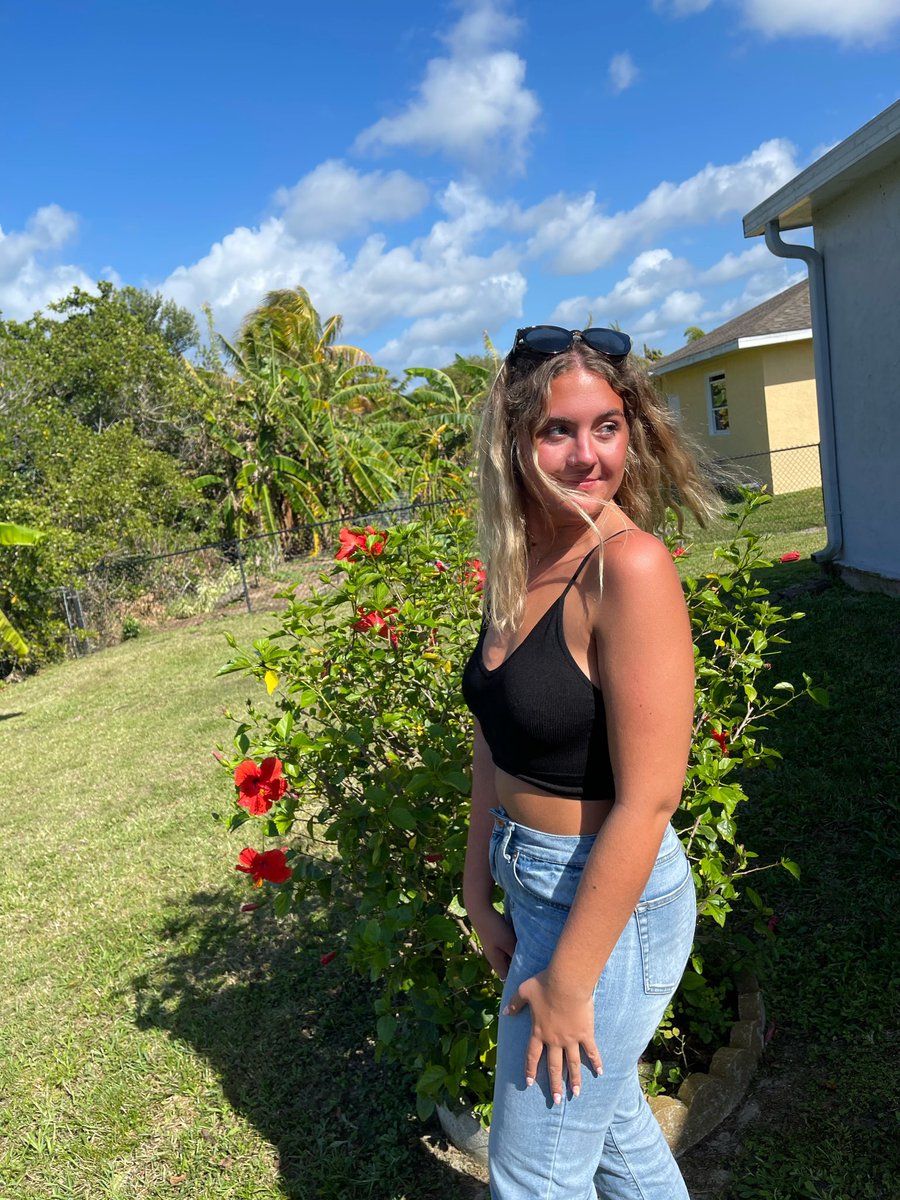 rylieemaynard's tweet photo. heyyy how y’all doin https://t.co/O4lk3Jjd1z