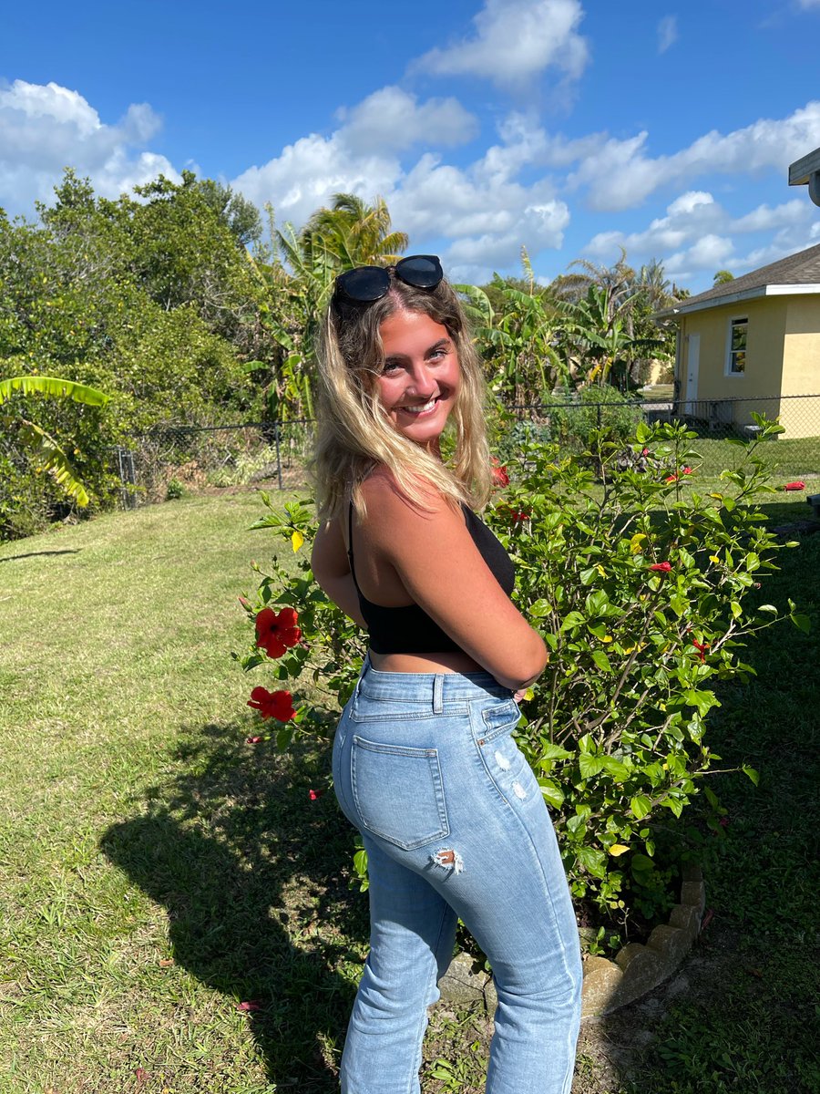 rylieemaynard's tweet photo. heyyy how y’all doin https://t.co/O4lk3Jjd1z