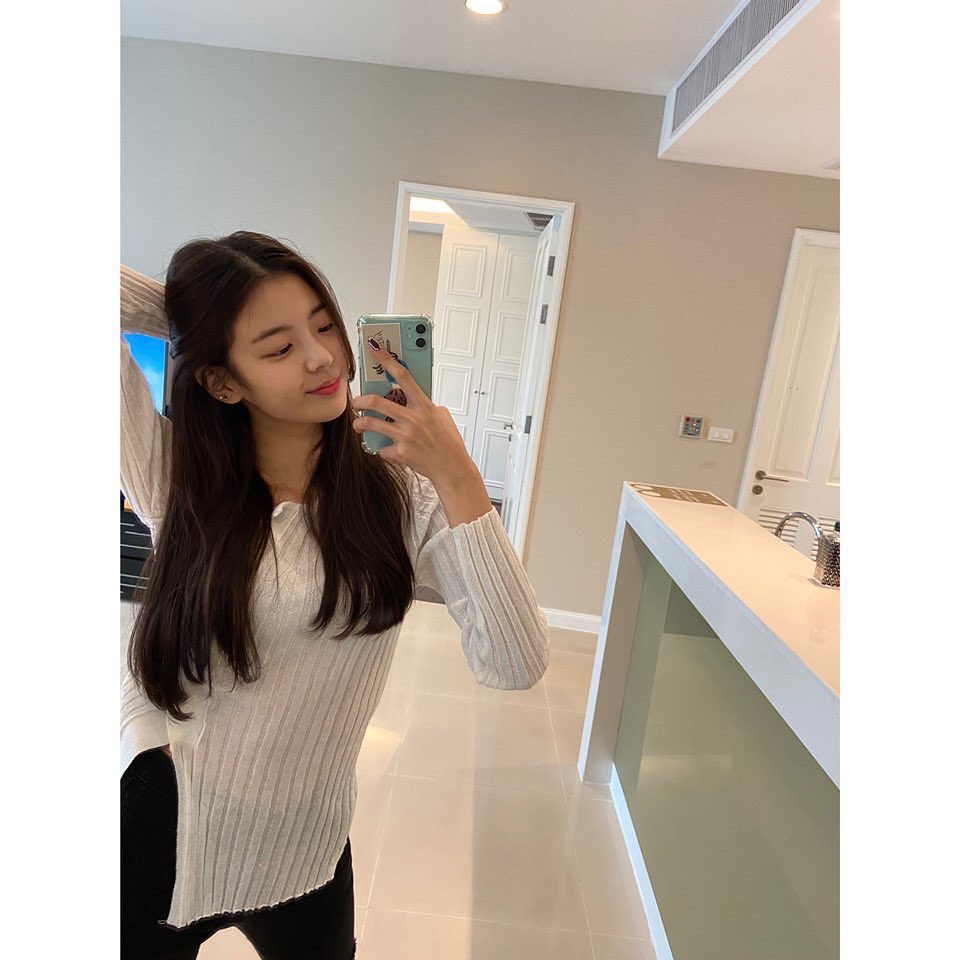 urlocalitzy's tweet photo. ¿Quieren verse igual de alegres y bonitos que Somi? Entonces acepten esta propuesta indecente y asistan al #BLOSSOMSCONCERT. No sabemos ustedes, pero al menos por nuestra parte nos sentimos orgullosas de ver a #𝗕7𝗦onMTV. Sí, somos amantes de #𝗕7𝗦LIFEGOESON. 🍃 https://t.co/VGt7sVlFi4