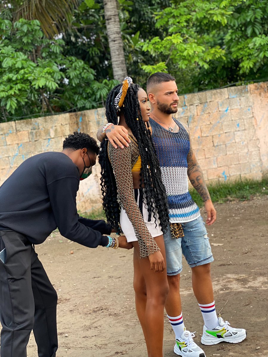 DavinaBennett_'s tweet photo. This was first day on set in Jamaica &amp; let’s just say, me &amp; @maluma clicked right away!

 #swipe to see some of my fav #bts moments 🤍✨ #7dj 

Styled by @bootlegrocstar @carolinaseruri 
Makeup @iamkend0ll 
Hair @hair_by_napturalmel https://t.co/j3MUn5rsXK