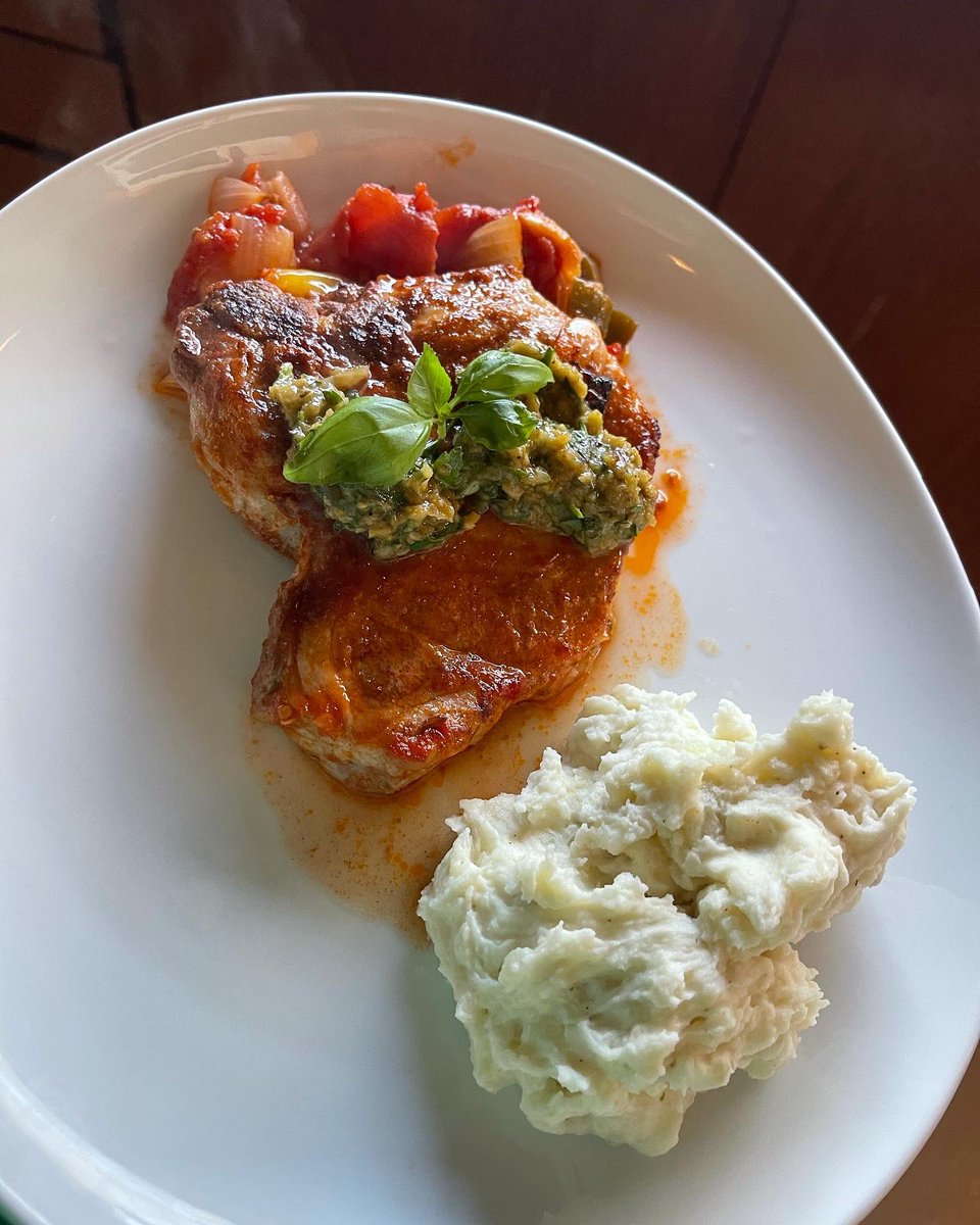 TabathaRosproy's tweet photo. For those who like delicious food: 

This is broiler pork chops over a bed of roasted whole tomatoes, red peppers, banana peppers, jalapeños, onions, and garlic with a green olive tapenade on top and our taste buds are in heaven.  @mattymatheson #homestylecookery https://t.co/1jKCPgTyzM