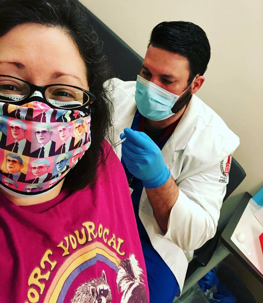 Nummymuffin's tweet photo. Got my second Moderna shot today! You can see when the needle goes in. Not bad though. 😂 #faucimask #getvaccinated https://t.co/kcoSN0s6oQ https://t.co/0YpK4wayeG