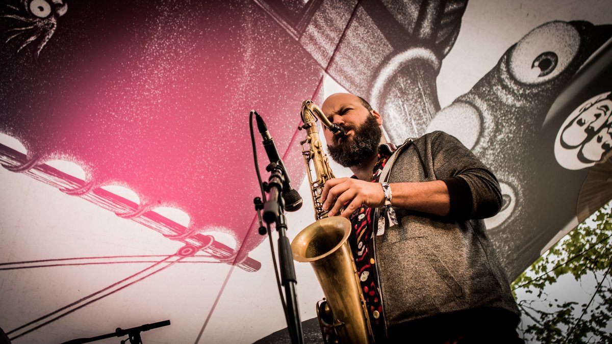 atabuleta's tweet photo. Na segunda parte da entrevista, @thiagosax comenta os ingredientes que moldaram a sonoridade de seu saxofone, em especial quando o assunto é canção, como no Metá Metá. https://t.co/E8jQhoIEM6