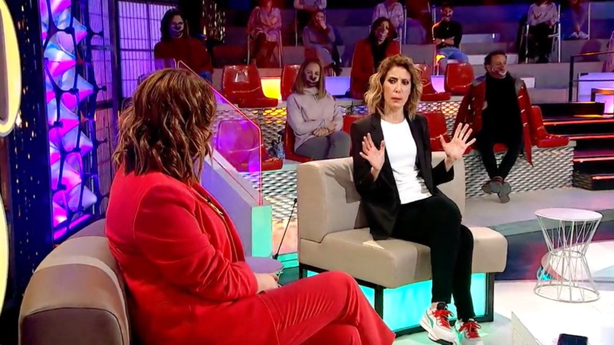 uadtv's tweet photo. 🤗 @YoSoyVivyLin es una de nuestras invitadas de hoy, y se sube al programa de la nostalgia de @canalsur para recordar cuáles han sido los años más especiales de su vida.

¡Qué noche tan especial estamos viviendo! 🤩

📲 #UADTV https://t.co/e4J1wzQmvP
