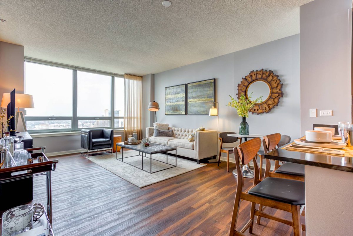 K2Apartments's tweet photo. Welcome to K2 Luxury apartments, located in the West Loop! Within a five minute walk you can get to the Grand blue line station and plenty of bars and restaurant! https://t.co/v7mZxfUjMV