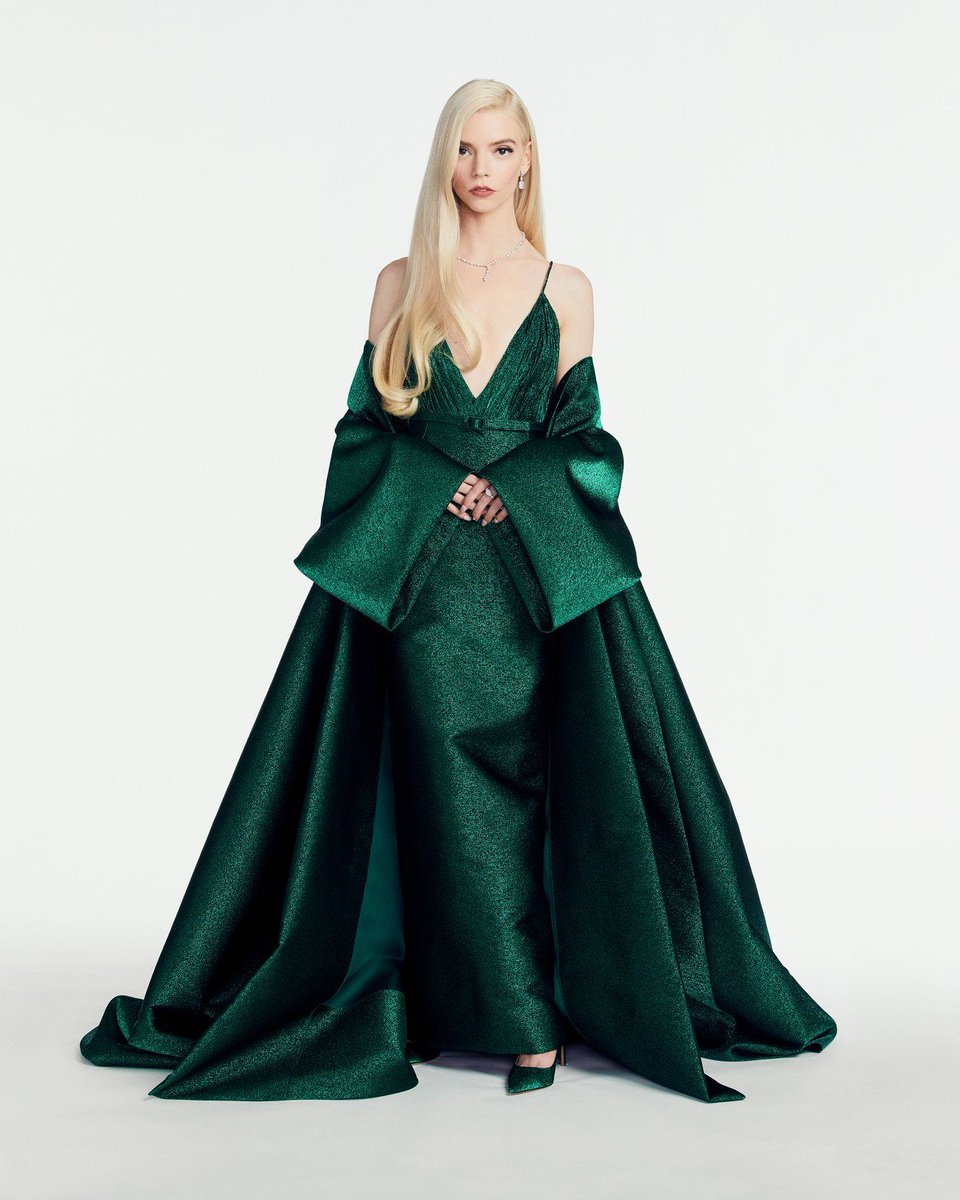 hydrevista's tweet photo. #Fashion 💚✨ Uno de los looks que destacó en esta edición de los #GoldenGlobes2021, fue Anya Taylor-Joy vistiendo este hermoso vestido verde de Dior.  Además, siendo ganadora de "Best Performance by an Actress in a Television Limited Series" por su papel en 'The Queen's Gambit', https://t.co/N5HoEyVQ2A