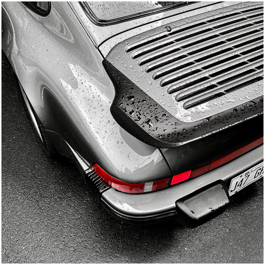 thestablecc's tweet photo. Porsche’s iconic whale tail first appeared on Porsche’s first turbo 911, the 930 in 1975. https://t.co/g3dBZ0o8Fz