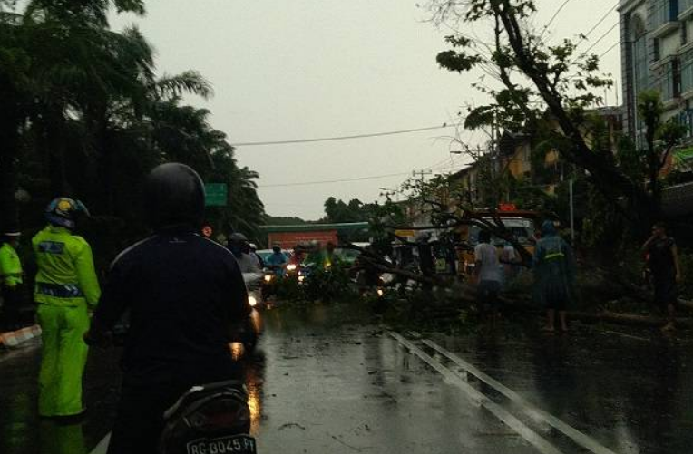TMCPoldaMetro's tweet photo. 06.29 Sebagian wilayah DKI Jakarta mulai diguyur hujan. Tetap hati2, waspadai jarak pandang terbatas, banjir, pohon &amp; papan reklame tumbang. https://t.co/bbsmT9Hz2J