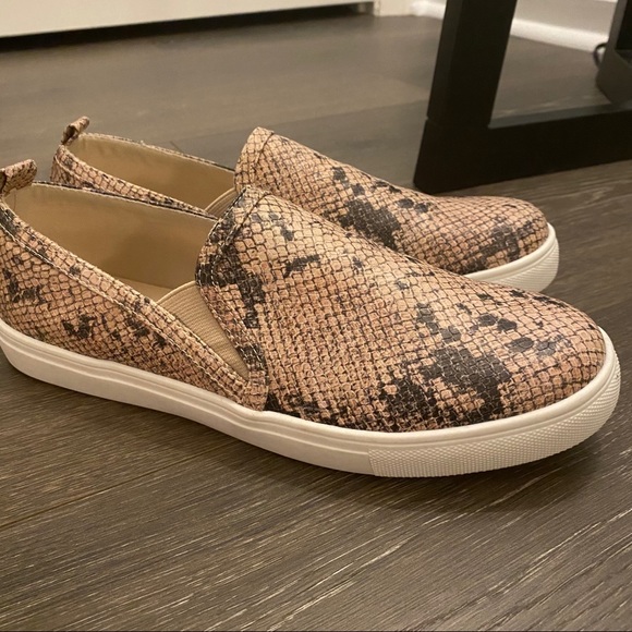 meerhan's tweet photo. So good I had to share! Check out all the items I'm loving on @Poshmarkapp #poshmark #fashion #style #shopmycloset #gbg #roseolive #fergalicious: https://t.co/qK7wBUSa96 https://t.co/jEG2xXyvfo