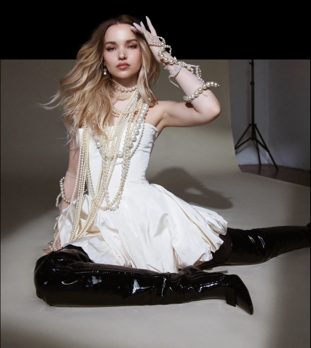 VeraWang's tweet image. Dripping in Pearls... 🤍 🔥 ✨ #DoveCameron #VeraWang