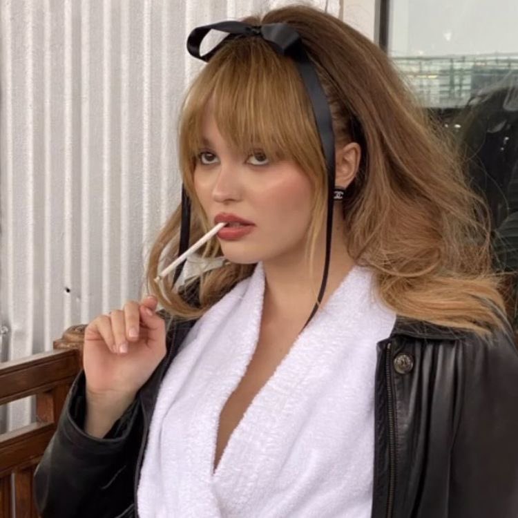 saintdoII's tweet photo. lily rose on set of shooting her new film voyagers https://t.co/JQxUoTB7X2