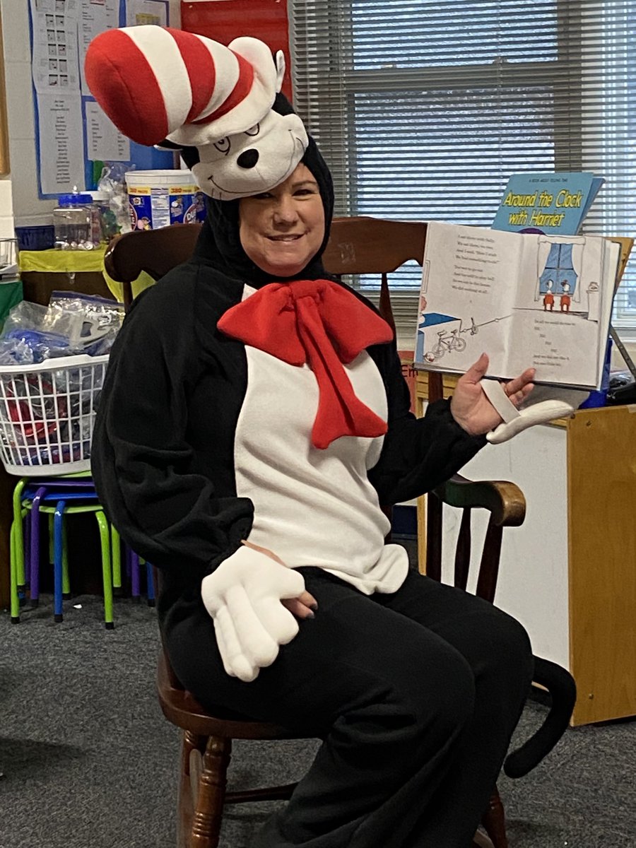 dowdyamy's tweet photo. One of my favorite weeks of the year! #love reading #love drseuss #BennettRocks https://t.co/aPeZeyRsnC