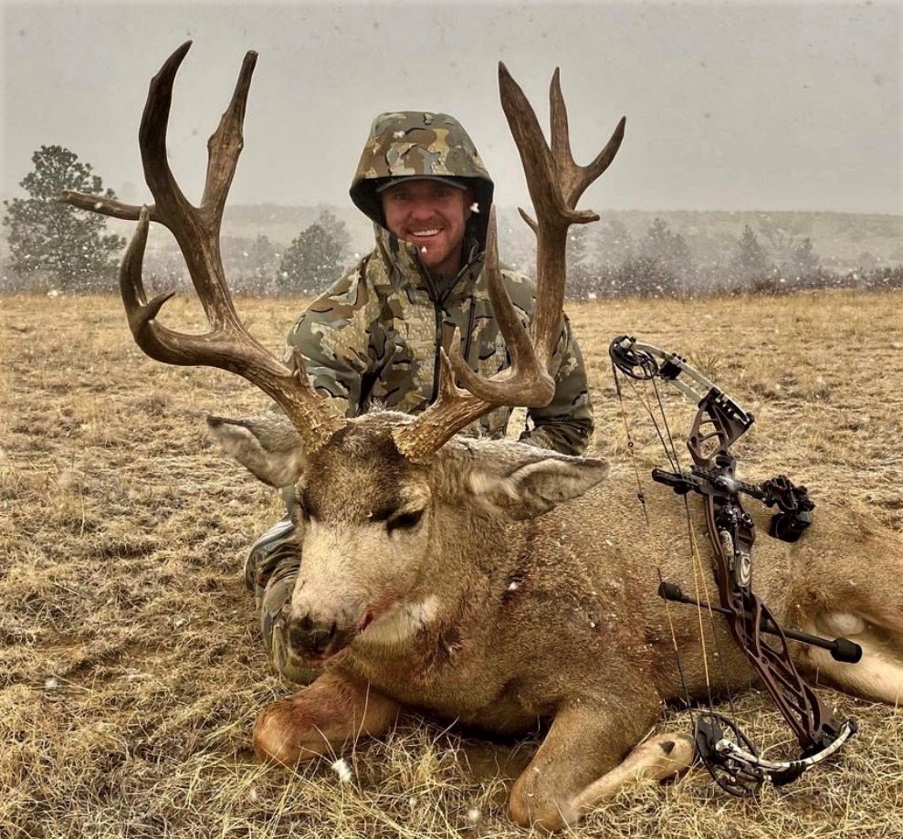 KUIU's tweet photo. He's got it all, with mass and cheaters for days on this giant muley buck. No stranger to getting it done hunt after hunt and year after year, Ren Knight put the Valo to work on this Colorado archery buck of a lifetime. 

#KUIU #KUIUNation https://t.co/ra8Bg97LiB