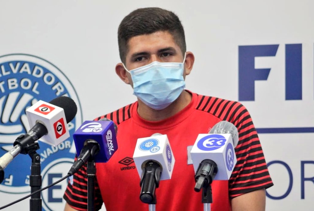 LaSelecta_SLV's tweet photo. 🇸🇻🗣| “La lucha en el grupo para ser titular es muy sana y los que juguemos debemos marcar la diferencia en la cancha". Mario González

#SelectaPreolimpica #ElSalvador https://t.co/9ePuf8wYTx