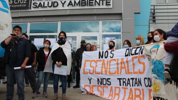 roxanareyessc's tweet photo. Mientras @aliciakirchner daba su discurso virtual  hablando de los logros de su gestión en pandemia, los trabajadores de la salud reclamando el pago de tres meses de guardias y recambio de personal. “Nos dicen esenciales y tratan como descartables” https://t.co/hrGBeNn5pA
