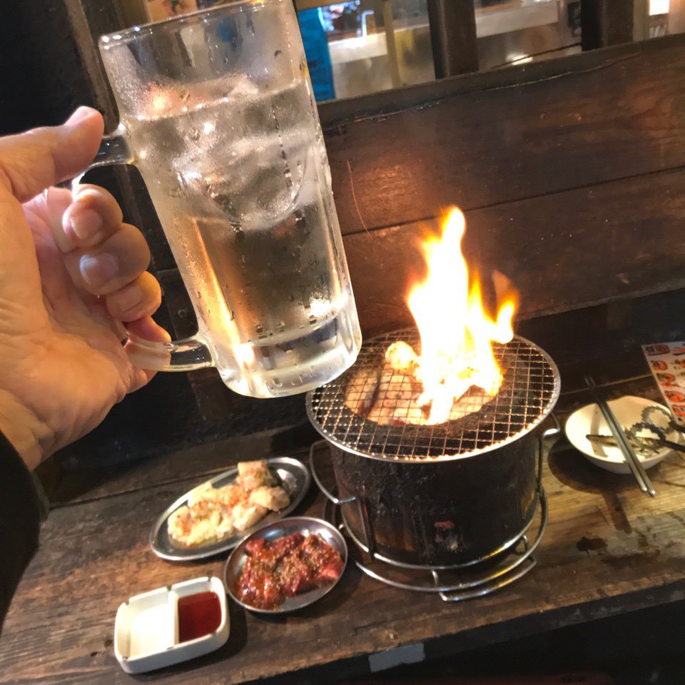 LlcBittersweet's tweet photo. ↑炭火焼きサイコーの番外編です。ずっと行けてない横浜・野毛の大夢さん。外呑み立ち食い焼肉。正に街なかアウトドア飯。仕事終わりの平日夜にも立ち飲みソロバーベキューが出来ちゃう訳です。しかも外は中よりおトクな全品300円！BBQ好きには超おススメです。 https://t.co/1C1f2CrN9u
