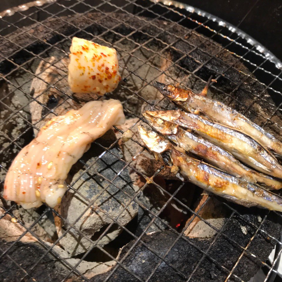 LlcBittersweet's tweet photo. ↑炭火焼きサイコーの番外編です。ずっと行けてない横浜・野毛の大夢さん。外呑み立ち食い焼肉。正に街なかアウトドア飯。仕事終わりの平日夜にも立ち飲みソロバーベキューが出来ちゃう訳です。しかも外は中よりおトクな全品300円！BBQ好きには超おススメです。 https://t.co/1C1f2CrN9u