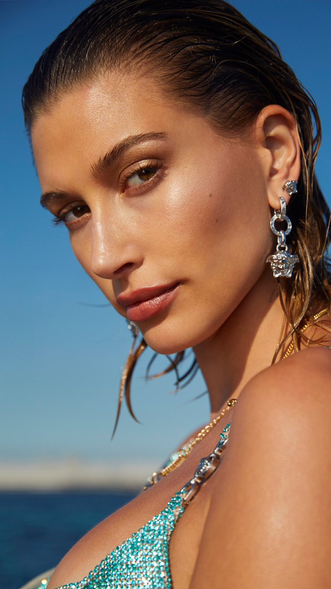 Versace's tweet photo. Heaven scent - light citrus is balanced by sensual base notes. Learn more about the #VersaceDylanTurquoise fragrance: https://t.co/uMrv5S87xo
#VersaceFragrances https://t.co/6bqbl9mz2J