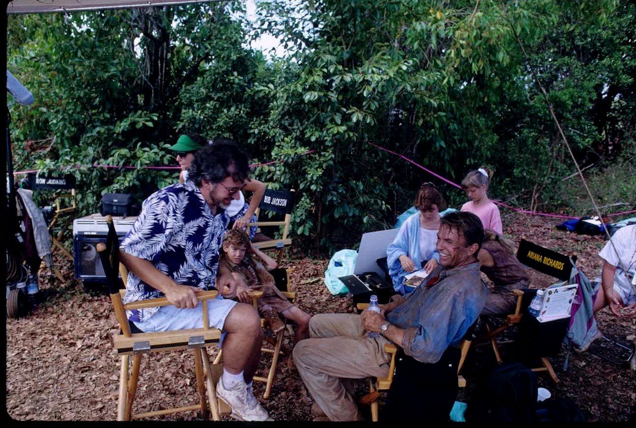 Detrás de las cámaras durante el rodaje de "Jurassic Park" (Steven Spielberg, 1993)