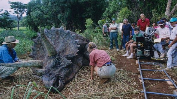 Detrás de las cámaras durante el rodaje de "Jurassic Park" (Steven Spielberg, 1993)