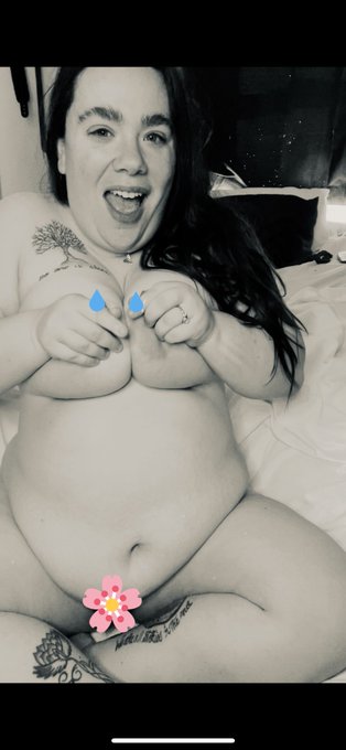 When I say I&rsquo;m obsessed with this new lactation/milk spraying video, I mean it. Bitch, I&rsquo;m a cow&mdash;just