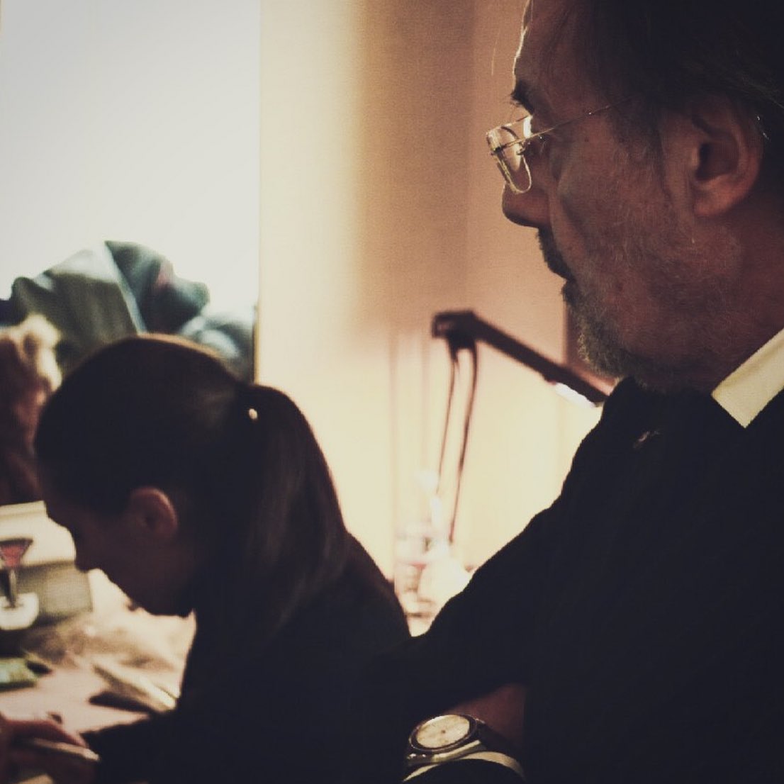 クリスティーナさんを後ろから見守るルイジ・ダルクオーレさん、仮縫いしてもらった時のワンシーンです。とても好きな写真です。

RIP Maestro Gigi Dalcuore  

Photo courtesy of second-house.tokyo