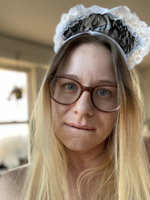 Need a #maid? Don&rsquo;t call me! I only #roleplay and I do it damn good! 😘 https://t.co/zk4yrDJgHy<a href="/tag/maid"class="tags">#maid</a><a href="/tag/roleplay"class="tags">#roleplay</a>