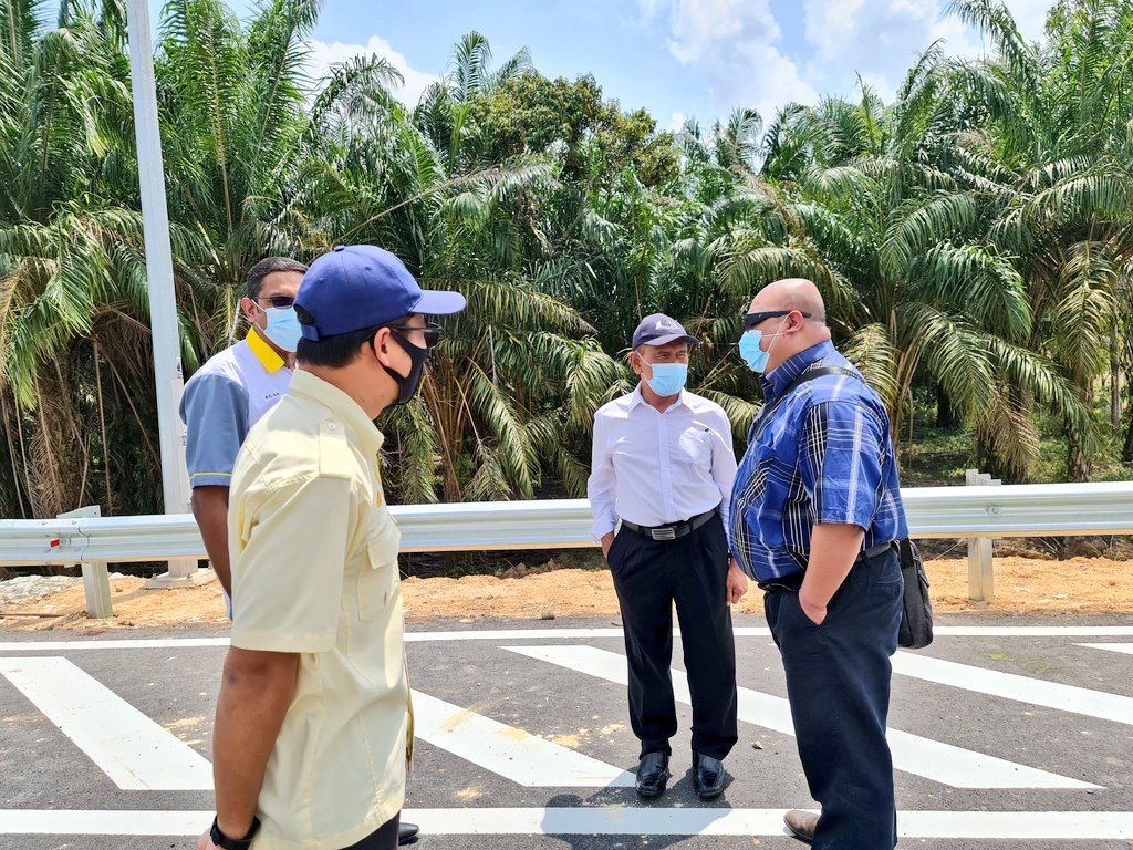 Bersama team CREaTE dan CKG di tapak penyelidikan geoteknik di Projel Jalan Paya Redan, Ayer Molek. <a href="/JKRMelaka/">JKR Melaka</a> <a href="/JKRMalaysia/">JKR Malaysia</a> <a href="/jalanCREaTE/">Makmal Jalan CREaTE</a> <a href="/CREaTEJKR/">CREaTE</a> <a href="/JkrTengah/">JKRMelakaTengah</a>