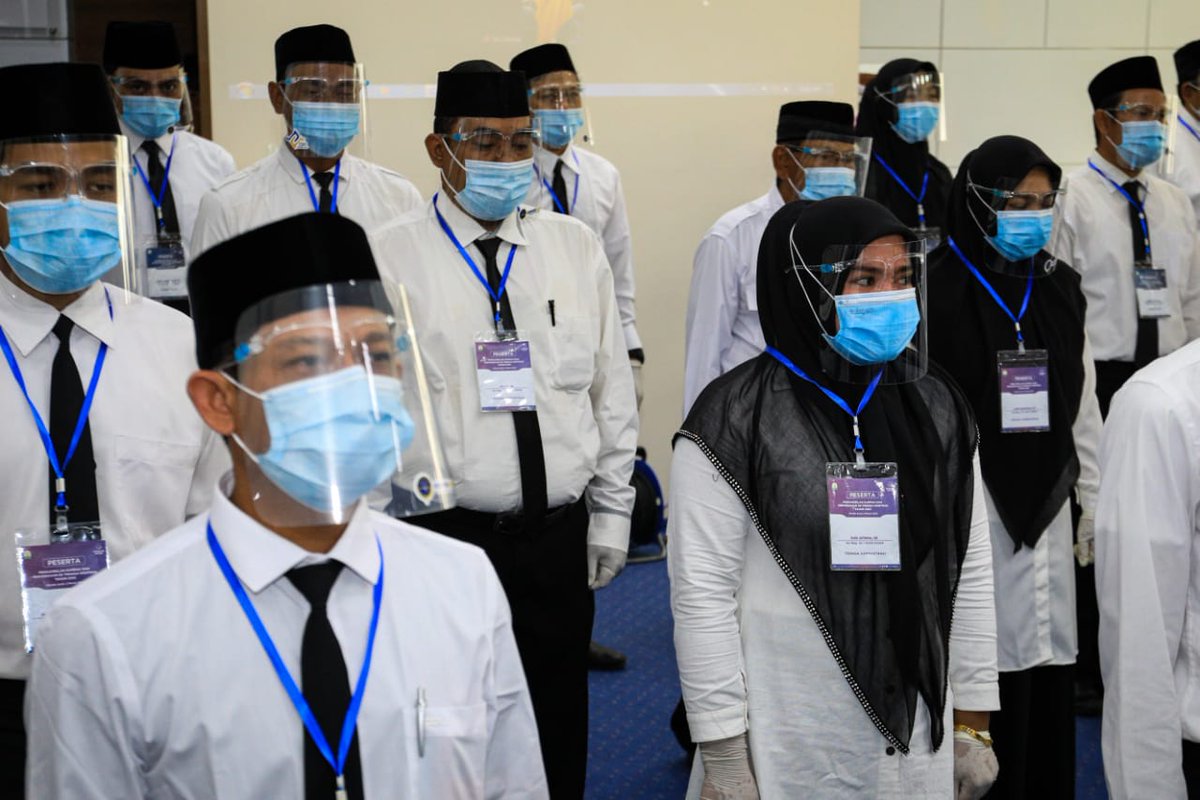 dishub_aceh's tweet photo. Untuk mencegah terjadinya kerumunan, acara ini diselenggarakan dalam 2 sesi. Para peserta juga menerapkan protokol kesehatan yang ketat, seperti menggunakan masker dan face shield, sarung tangan serta menjaga jarak.
#DishubAceh
#Protokolkesehatan https://t.co/yzK0PXiEOo