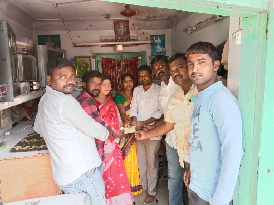 BeerlaIlaiah's tweet photo. బీర్ల యాదాద్రి టౌన్ 3వ వార్డు కు చేందిన  మోత్కుపల్లి మనోహర  గత కొన్ని రోజులుగా ఆరోగ్య సమస్యలతో బాధపడుతుంది ఆర్థిక ఇబ్బందుల వల్ల  ఇబ్బంది  పడుతున్నారు  ఈ విషయం బీర్ల అయిలన్న గారు దృష్టికి వచ్చింది.  మానవత ధ్రుప్పదం తో హ ఆడ పడుచుకు 5000 వేల రూపాయలు ఆర్థిక సహాయం చేశారు. https://t.co/WXzDQNuqnh