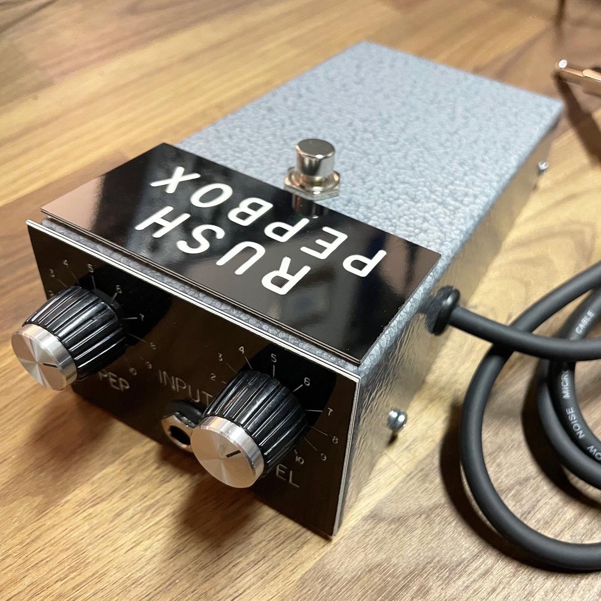 boutiquepedalny's tweet photo. 🔥久々の再入荷🔥オリジナル “Rushamp PepBox” ブリティッシュファズ 🎸🎛 made in 🇬🇧 #rushamp #pepbox #original #designer #peperush #madeinengland #fuzz #beatles
thx to Lucy and Pepe @rushamp 💕
#ファズ #エフェクター #オリジナル
多分ウチでしか買えません😊
https://t.co/0xUJQppRFn https://t.co/ZSs5ImFzra