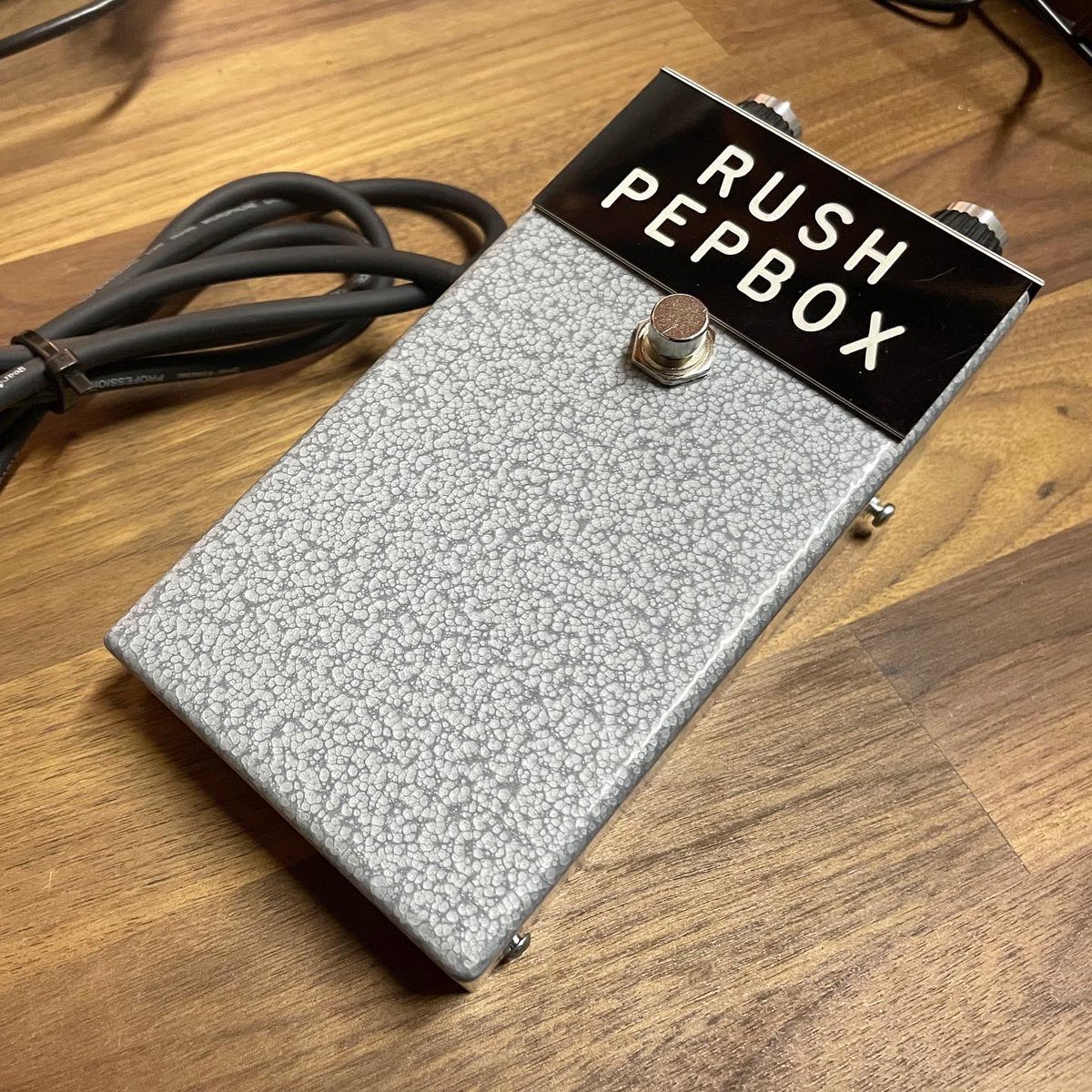 boutiquepedalny's tweet photo. 🔥久々の再入荷🔥オリジナル “Rushamp PepBox” ブリティッシュファズ 🎸🎛 made in 🇬🇧 #rushamp #pepbox #original #designer #peperush #madeinengland #fuzz #beatles
thx to Lucy and Pepe @rushamp 💕
#ファズ #エフェクター #オリジナル
多分ウチでしか買えません😊
https://t.co/0xUJQppRFn https://t.co/ZSs5ImFzra