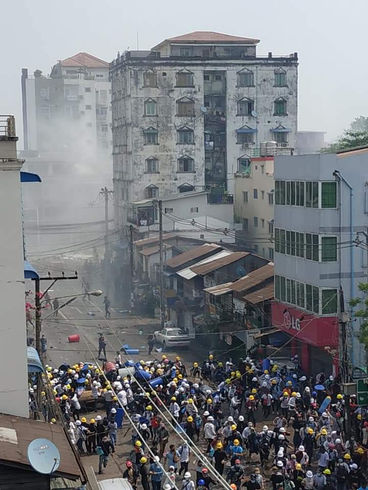 Today police shoot with tear gun to peacefully demonstration peoples at Insein township Yangon.
#WhatsHappeningInMyanmar
#Mar2Coup