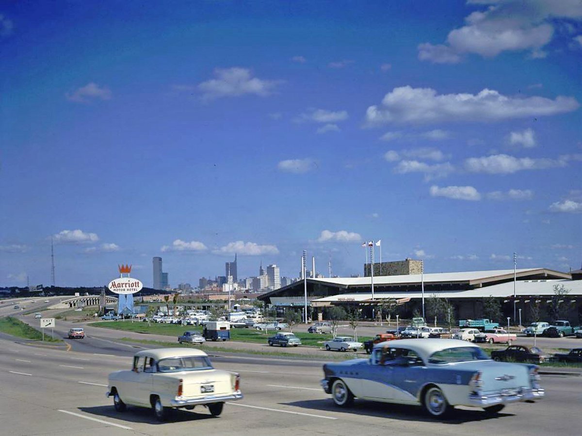 TracesofTexas's tweet image. A scene on I-35 in Dallas, 1960.  Exquisite, no?