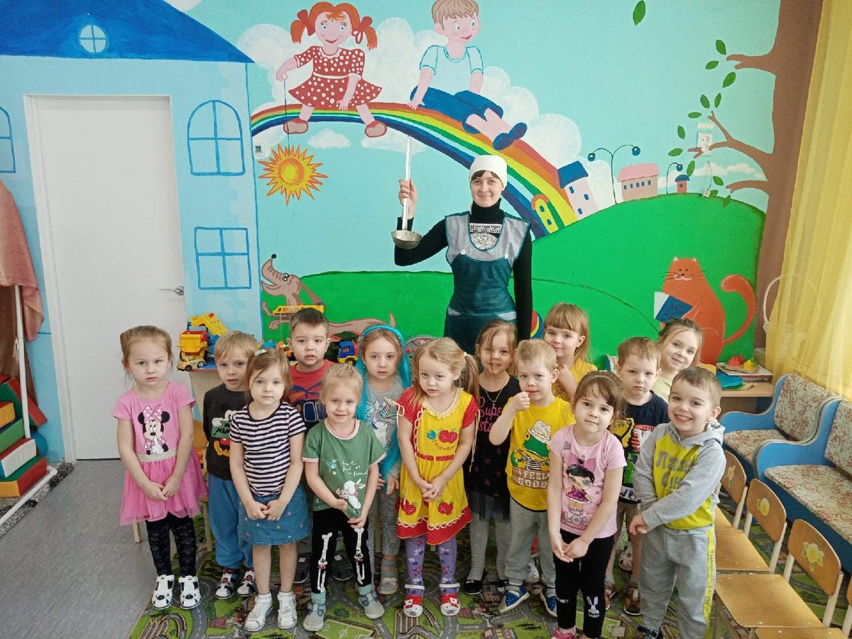 "В мире профессий" - тема познавательной деятельности дошкольников в рамках проведенной воспитателями "Недели педагогического мастерства". Они узнали об особенностях и значимости труда пожарных и полицейских, археологов и строителей, кондитера и швеи и др.