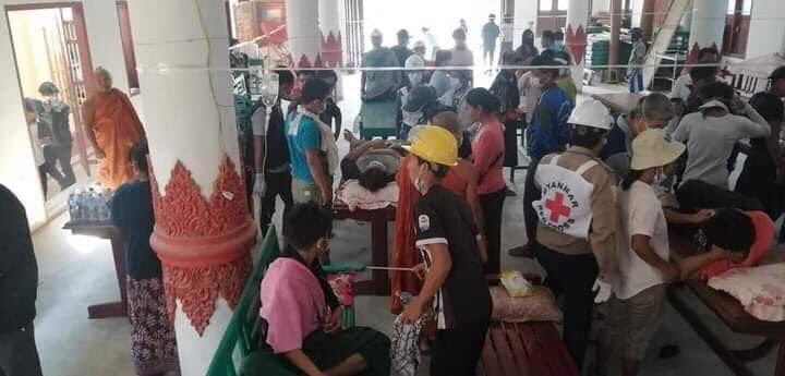 PhooPwi41740697's tweet photo. TW//blood
A peaceful protestor from Kalay, Tharsi village died with real bullet shot in abdomen. Terrorists opened around 14 gunshots with real bullets and numbers of injure people still increasing. 
#WhatsHappeningInMyanmar
 #Mar2Coup https://t.co/YOyUsKLMey