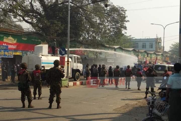 PhooPwi41740697's tweet photo. TW//blood
A peaceful protestor from Kalay, Tharsi village died with real bullet shot in abdomen. Terrorists opened around 14 gunshots with real bullets and numbers of injure people still increasing. 
#WhatsHappeningInMyanmar
 #Mar2Coup https://t.co/YOyUsKLMey