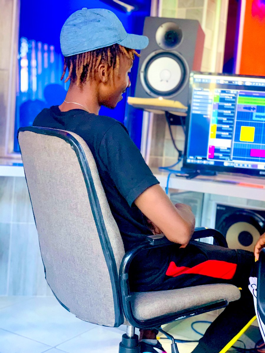 R_peels's tweet photo. 🙏🏾have The Best News For My Supporters ,Djs ,Bloggers ,Zimhiphop,Zimbabwean music at large .

The Songs Of Solomon EP is set to be released on the 13th of March ,this month .🔥🌎 https://t.co/mlBALZuv90