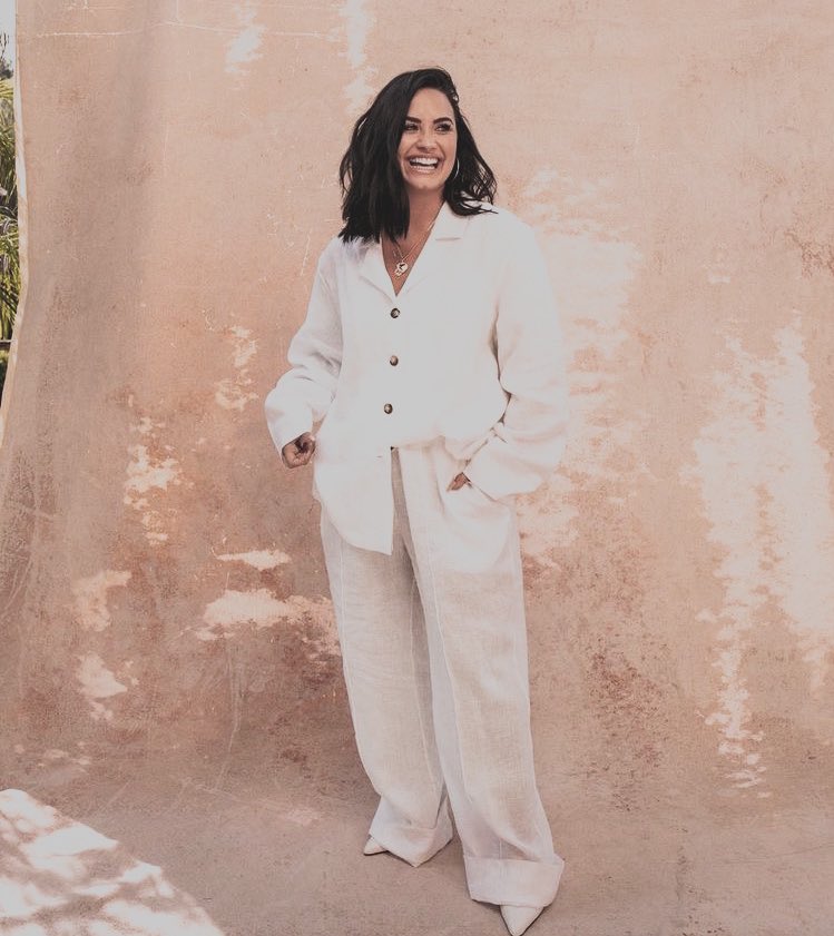 RT @lovatofighter: demi lovato saved herself. https://t.co/PaLr1ftL7Y