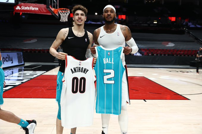 TheEliteMedia_'s tweet photo. Carmelo and LaMelo tonight:

Carmelo: 

🔥29 PTS
🔥10/19 FG
🔥6/10 3PT
🔥5 STL

LaMelo:

🔥30 PTS
🔥8 AST
🔥6 REB
🔥4 STL

Amazing to see 🔥🔥🔥🔥 https://t.co/zZFQf2QHip