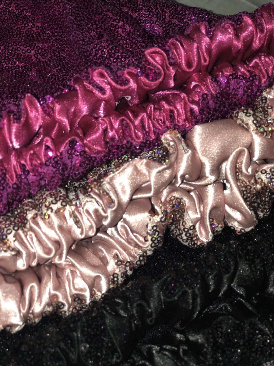 Let’s talk Sequin Bonnets!
Everyone needs a little glitz! So why not protect your hair in a glamorous way?💙❤️🖤🌹💗
Large-$25
Medium-$20
Small-$15
DM to place your order💙
