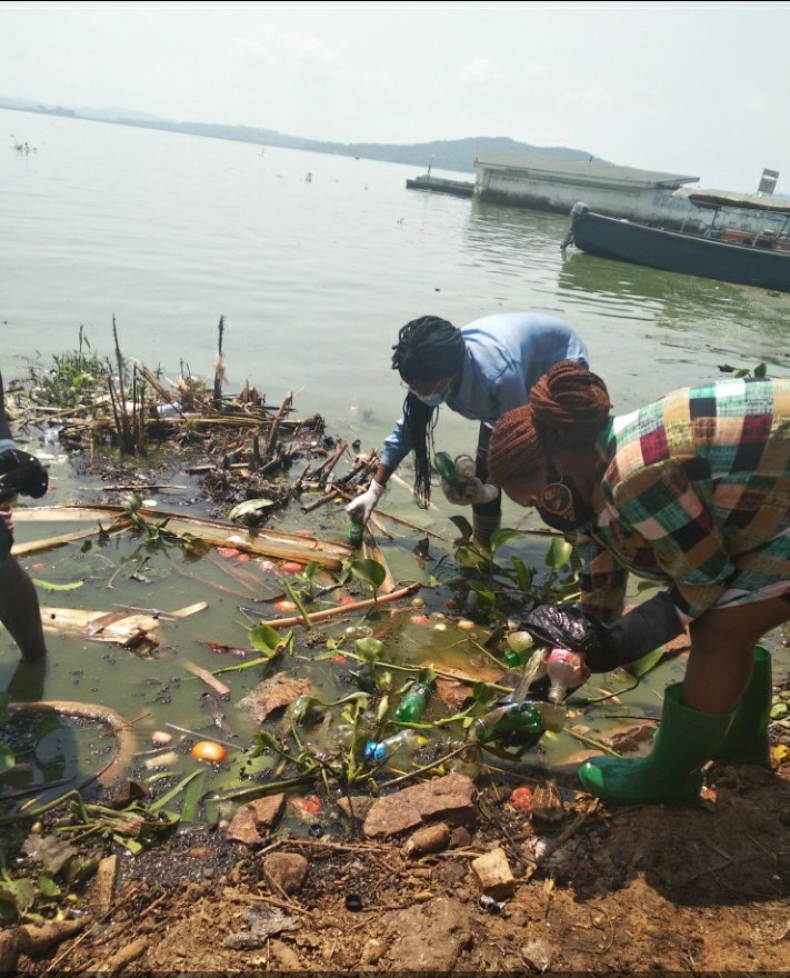 NakabuyeHildaF's tweet photo. Every worm, every insect and every animal is working for the ecological wellbeing of the planet.
Only we humans who claim to be the most intelligent species, are not doing that.
Let's protect and preserve nature,, it's for our own good.
#LakeShoreCleanUp https://t.co/I8bXP7xpoZ