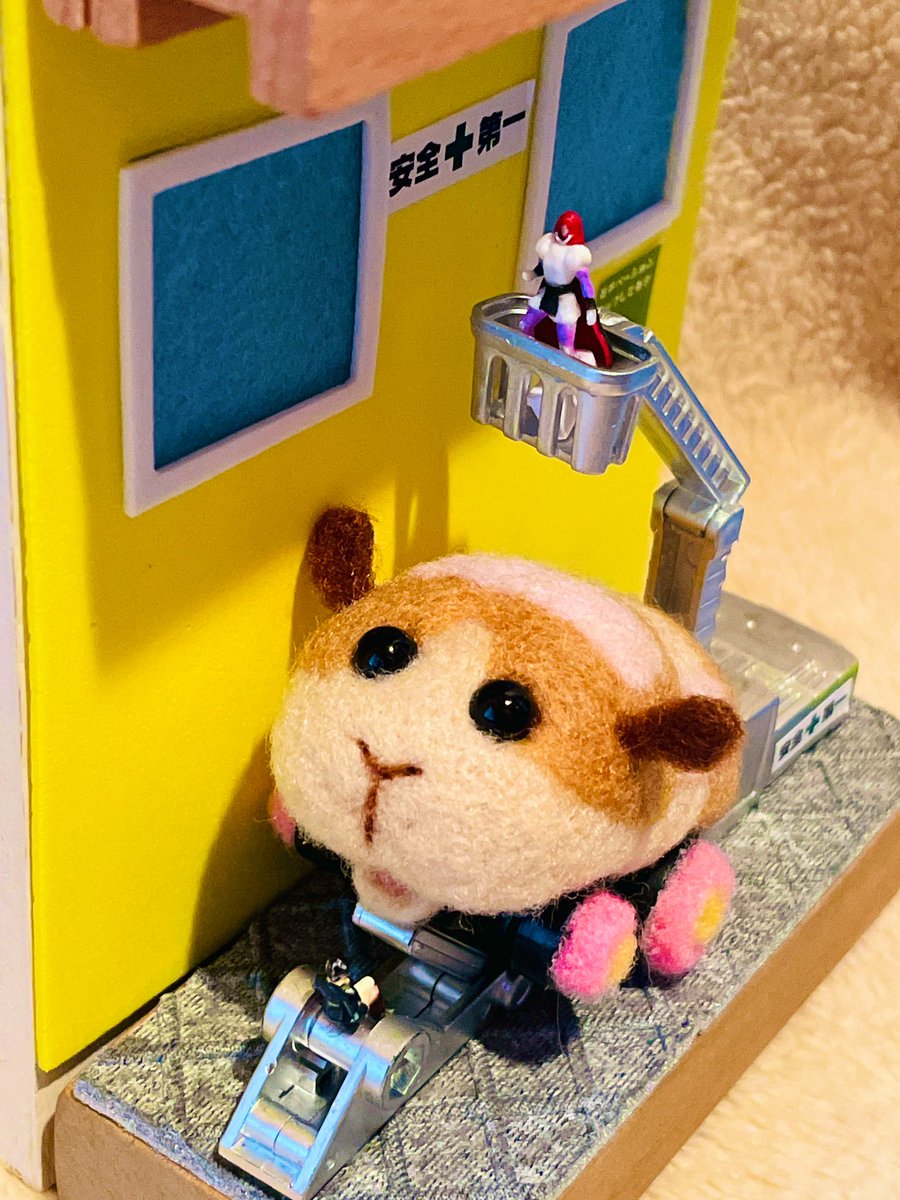 maiyu001's tweet photo. 羊毛フェルトでモルカー作ったけど、なにか物足りないので魔改造しちゃった😋
#羊毛フェルト　#モルカー　#プルバック https://t.co/D0ZTfZvj3H