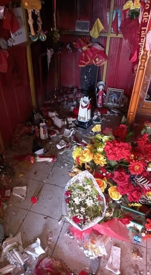 laloinostrozal's tweet photo. 🚨#Policial>> Totalmente destruida quedó #hermita en honor a #SanLorenzo de la ruta 16 al interior del #Tamarugal. Sujetos arrasaron con las imágenes #religiosas del lugar, que es visitado a diario por devotos de San Lorenzo. #Norte #Antofagasta #Iquique #Chile https://t.co/g0wftzm23d