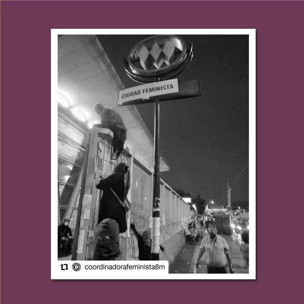 ciudadetrapo's tweet photo. Nos sumamos a la iniciativa de @Coordinadora8m, quienes han intervenido los metros de Santiago para renombrarlos desde las demandas y principios de la lucha feminista.

Nos sumamos y hacemos eco del llamado a la huelga general feminista.

#LaHuelgaFeministaVa
#SuperLunesFeminista https://t.co/hiaJfAJER0