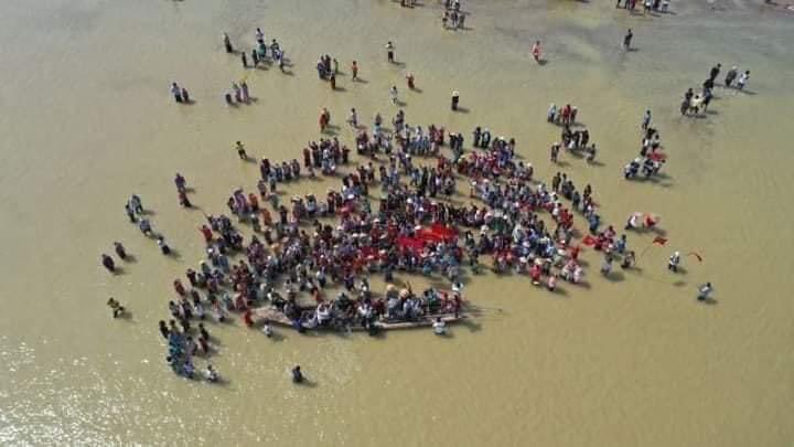 Junta force police and soldiers block the bridge at #monywa , peacefully protesters go through the river at shallow depth and come and join #Monywa #MilkTeaAllianceMyanmar protest #Feb28Coup #WhatsHappeningInMyanmar