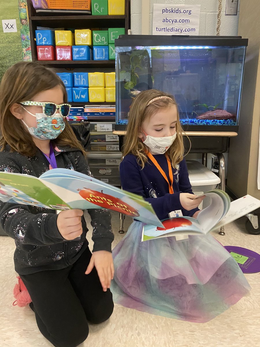 msmotzy's tweet photo. #hbstrong #HamptonBaysES #motzies Ms.Motzβs kindergarteners are honing their skills while reading to the appreciative goldfish #ReadToAPet #goldfish #classroomfishtanks https://t.co/PhODGRziw6
