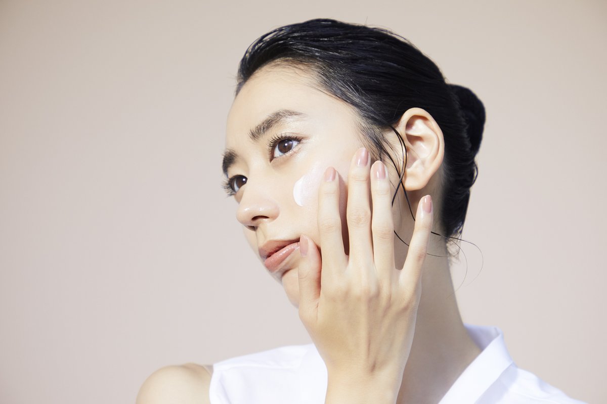 rmkrmk_jp's tweet photo. "#RMK UVフェイスプロテクター アドバンスド"
水分をたっぷり含んだジェルクリームがすっとなじみ、メイクイメージを邪魔せず素肌になりすます透明感を実現。
使うたびにうるおう素肌を感じてみて。
https://t.co/EL0cTN8pkO

#RMKアーティスト TORU_KOBAYASHI https://t.co/LhBiNJqXdu